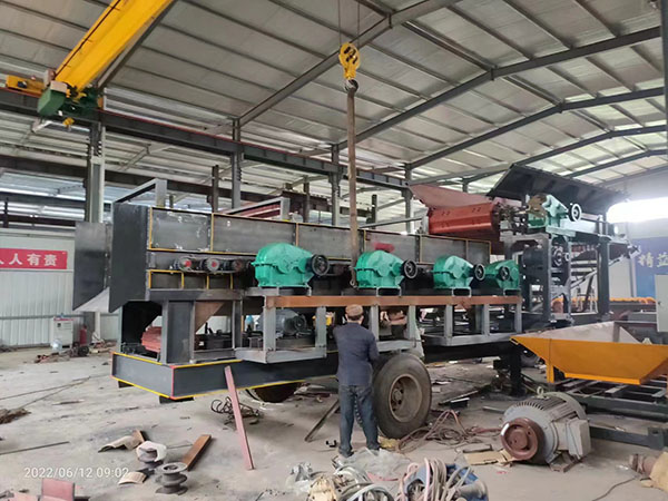 移動(dòng)型重型鏈板給料機(jī)配套土石分離機(jī)